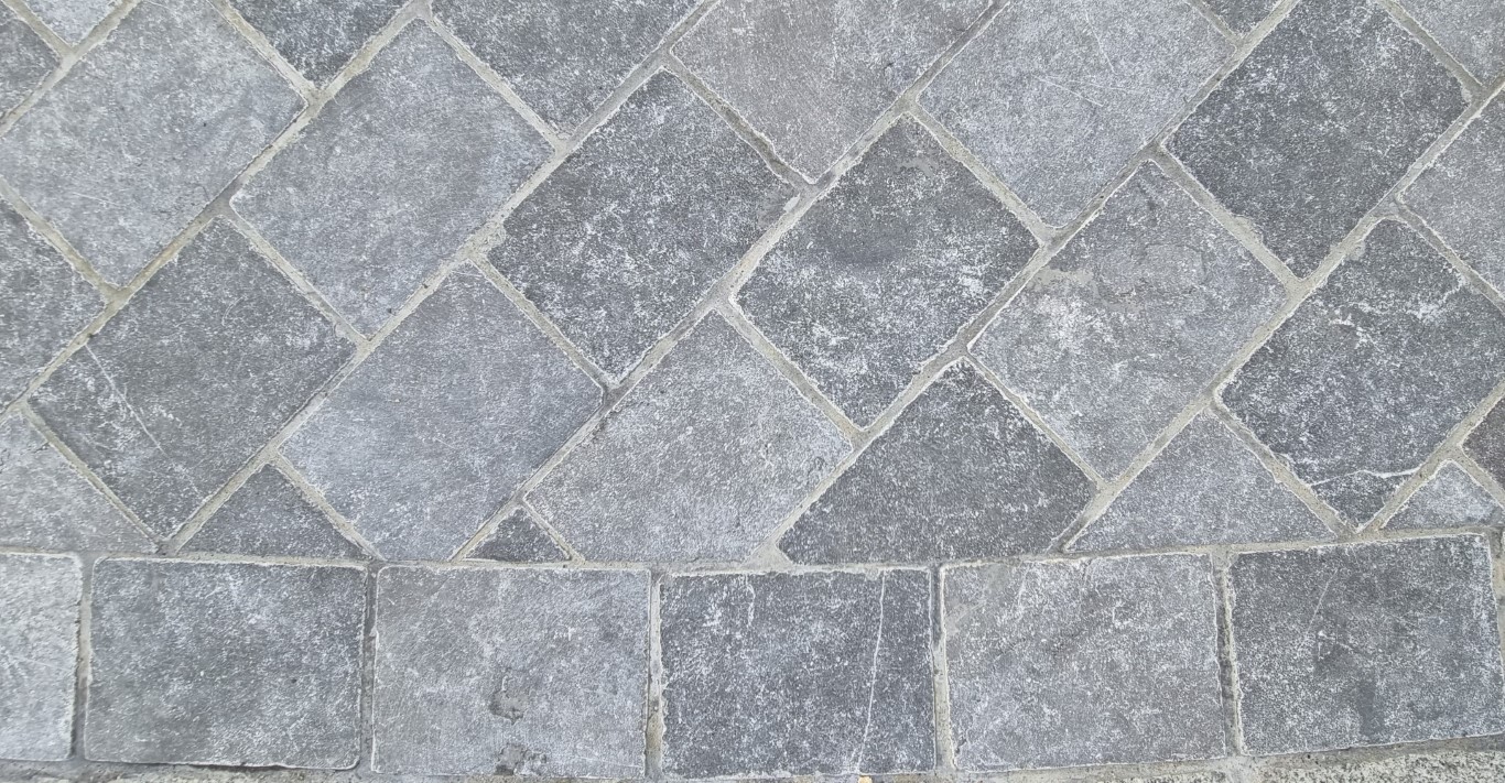 Blue Honed and Tumbled Setts